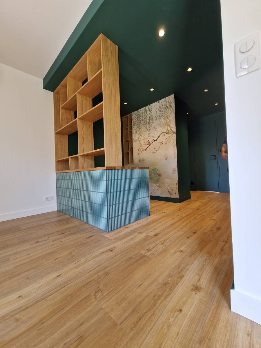 Pièce de vie avec un espace bureau 